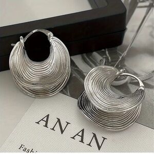 Round HoopFan-Shaped Silver Earrings